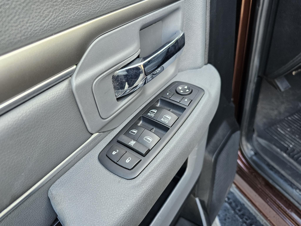 37700093-15.jpg