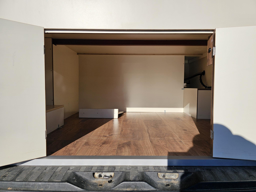 43637913-18.jpg