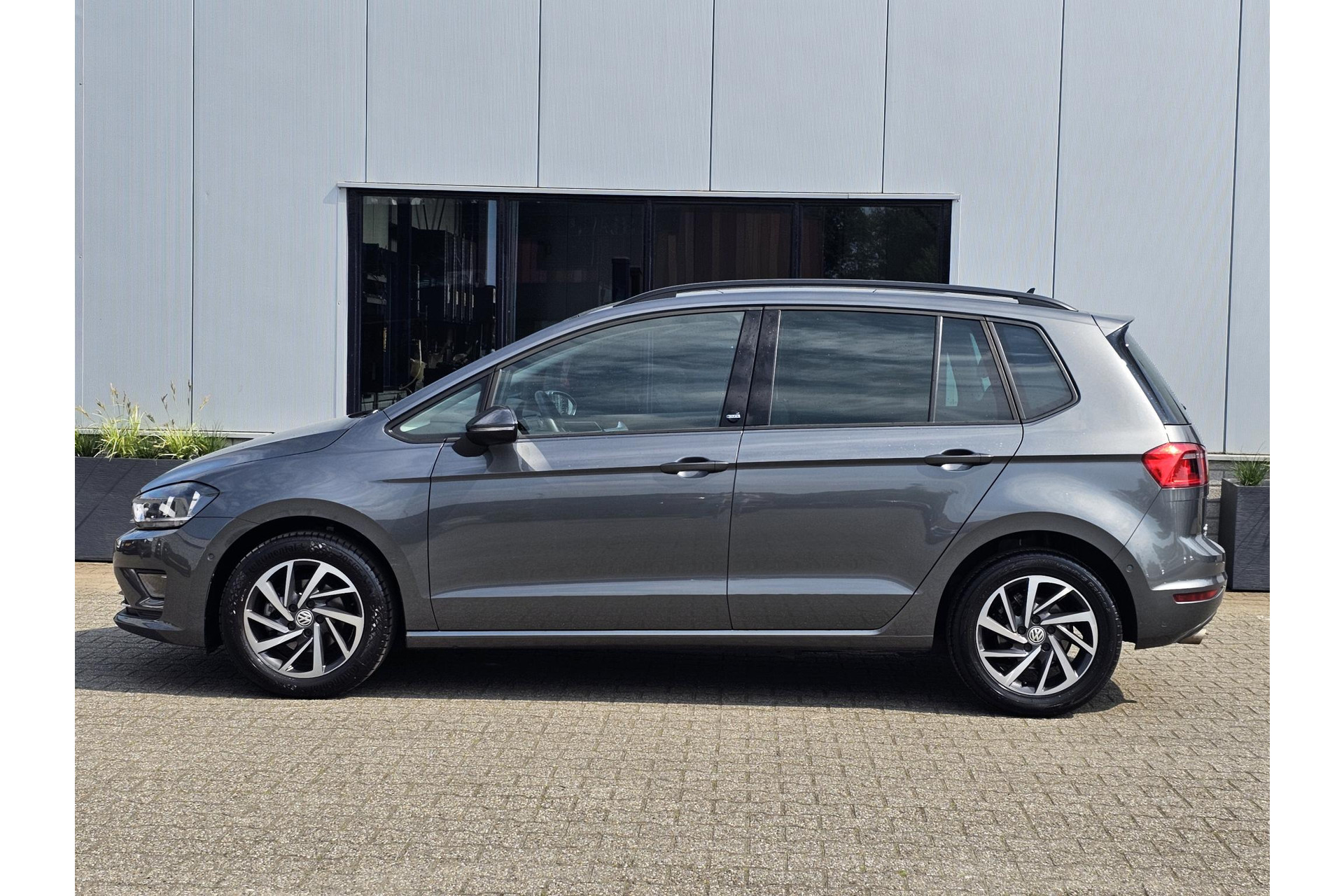 Volkswagen Golf Sportsvan 1.2 TSI DSG Sound ADAPTIVE CRUISE STOELVERW 44683855-2.jpg | Autobedrijf Gerard Vulink