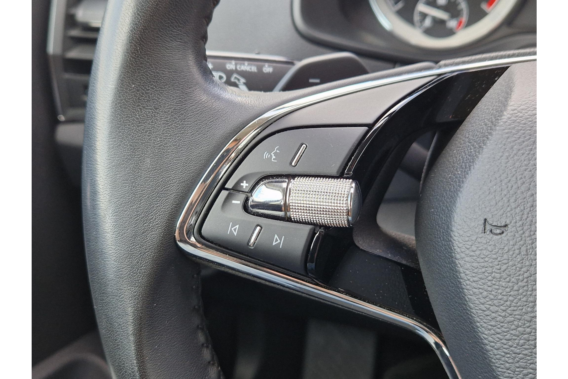 Škoda Karoq 1.5 TSI AUTOMAAT Business Edition TREKHAAK ECC 45636671-13.jpg | Autobedrijf Gerard Vulink