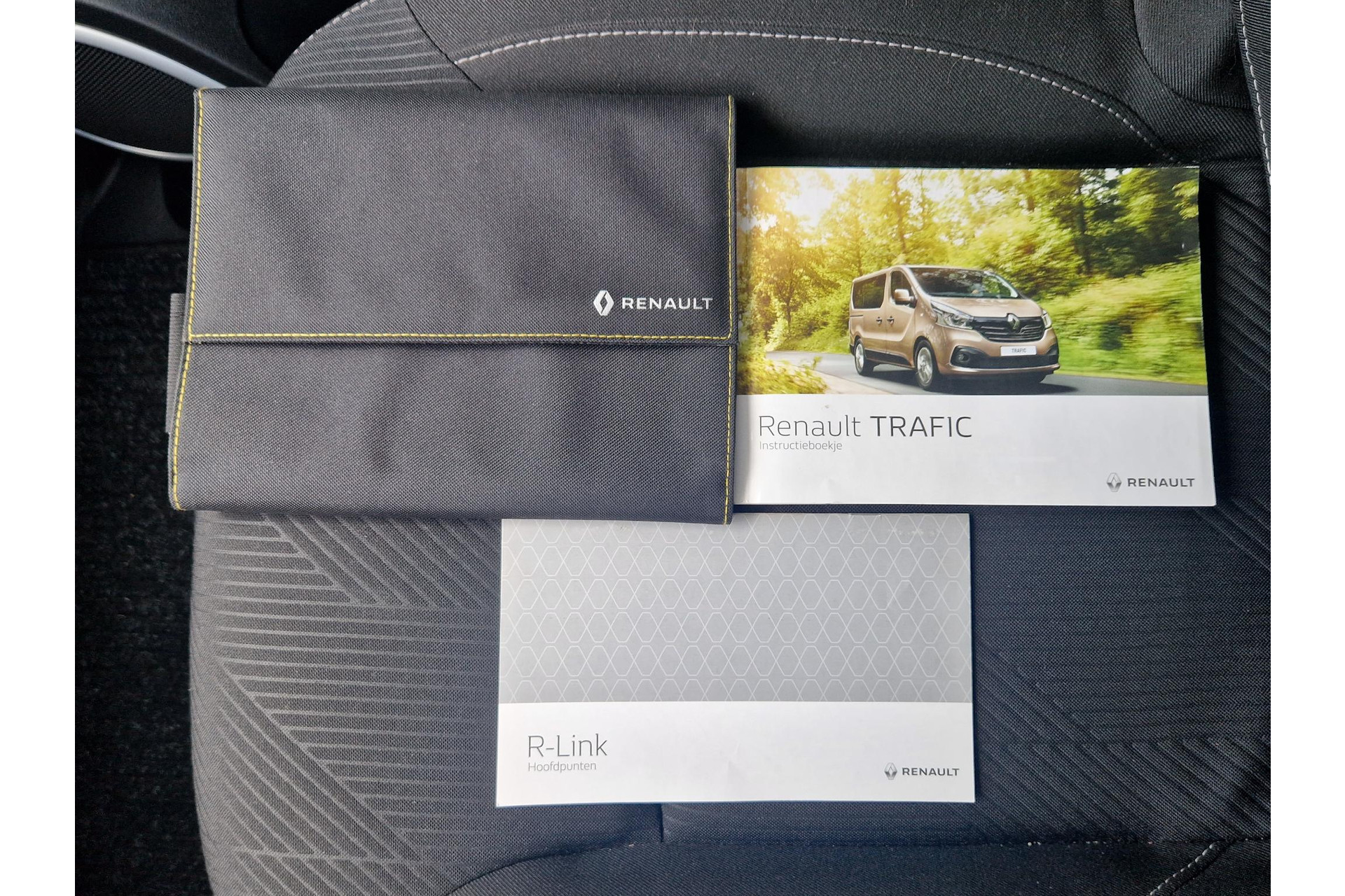 Renault Trafic 1.6 dCi T29 L2H1 5 PERS CLIMA NAV CRUISE TREKHAAK 45789009-15.jpg | Autobedrijf Gerard Vulink