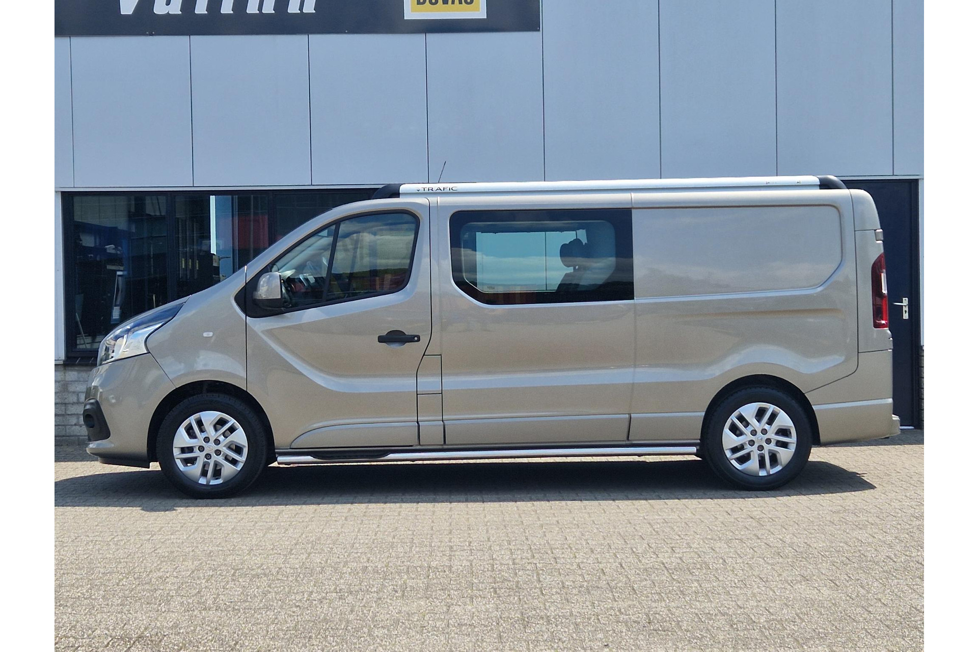 Renault Trafic 1.6 dCi T29 L2H1 5 PERS CLIMA NAV CRUISE TREKHAAK 45789009-2.jpg | Autobedrijf Gerard Vulink