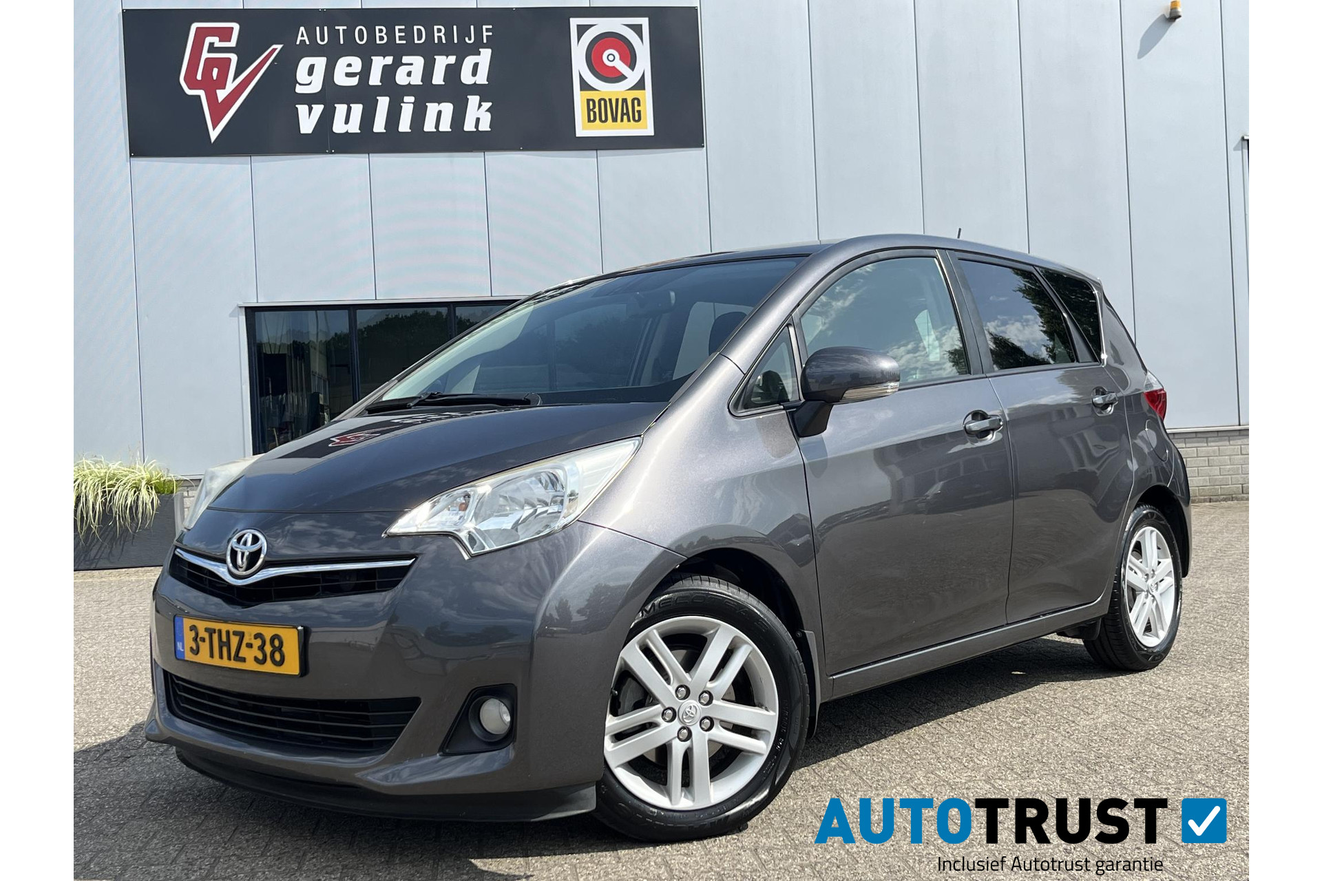 Toyota Verso-S 1.3 VVT-i Dynamic CLIMA CRUISE CAMERA PANO TREKH 46955613-0.jpg | Autobedrijf Gerard Vulink