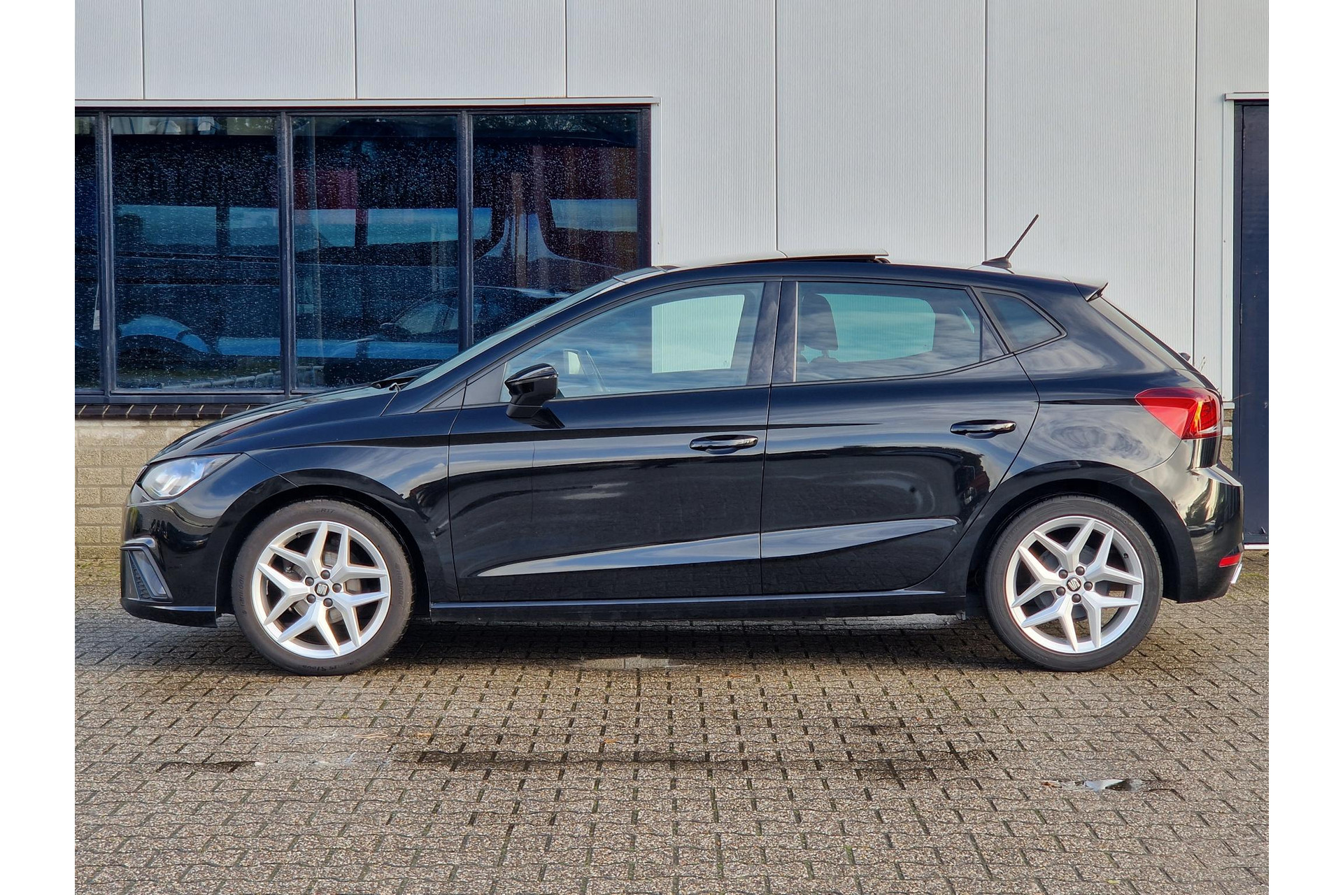 SEAT Ibiza FR 1.0 TSI 95PK PANORAMADAK CAMERA LED 48677542-4.jpg | Autobedrijf Gerard Vulink